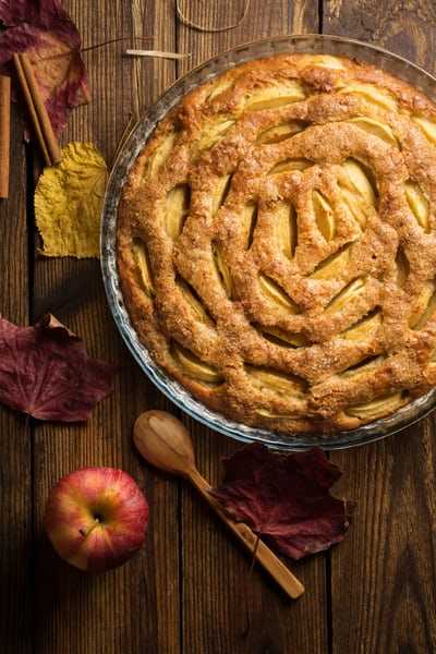 Ingredients for a crisp baked apple pie: