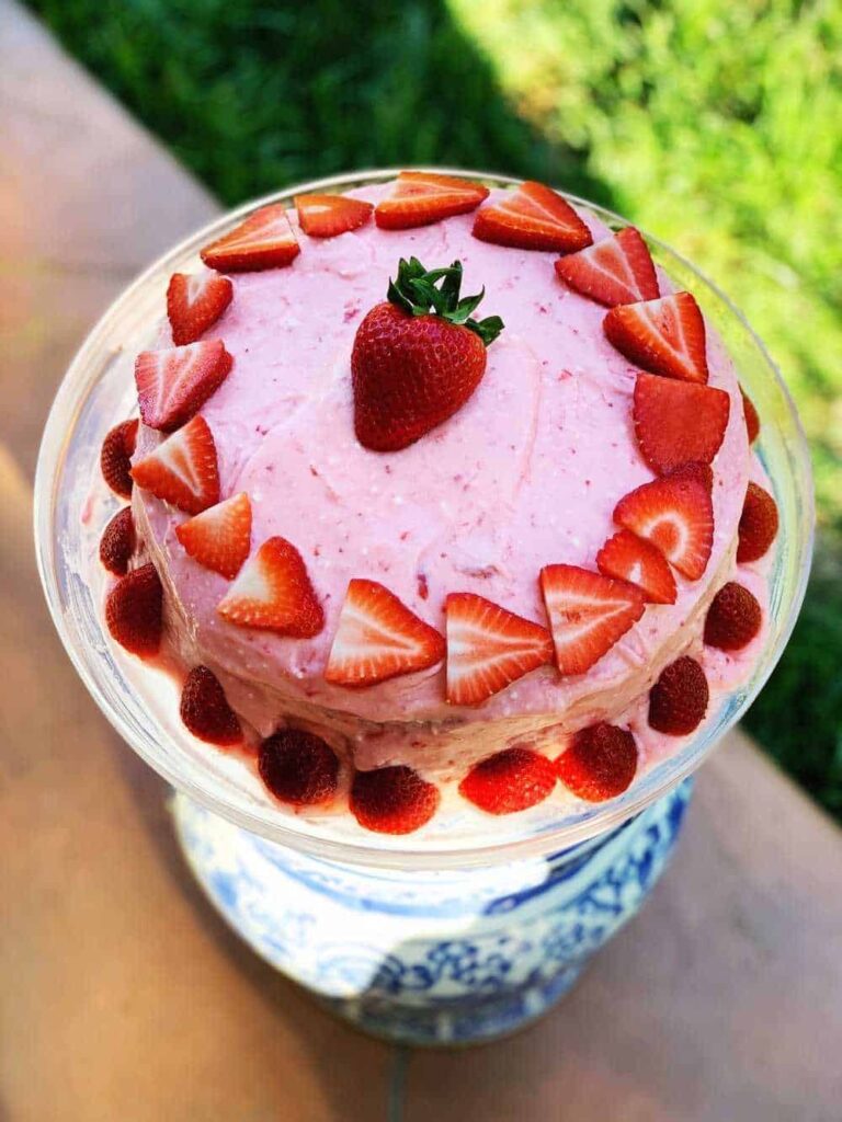 Vegetarian strawberry cake: 2 delicious recipes and more